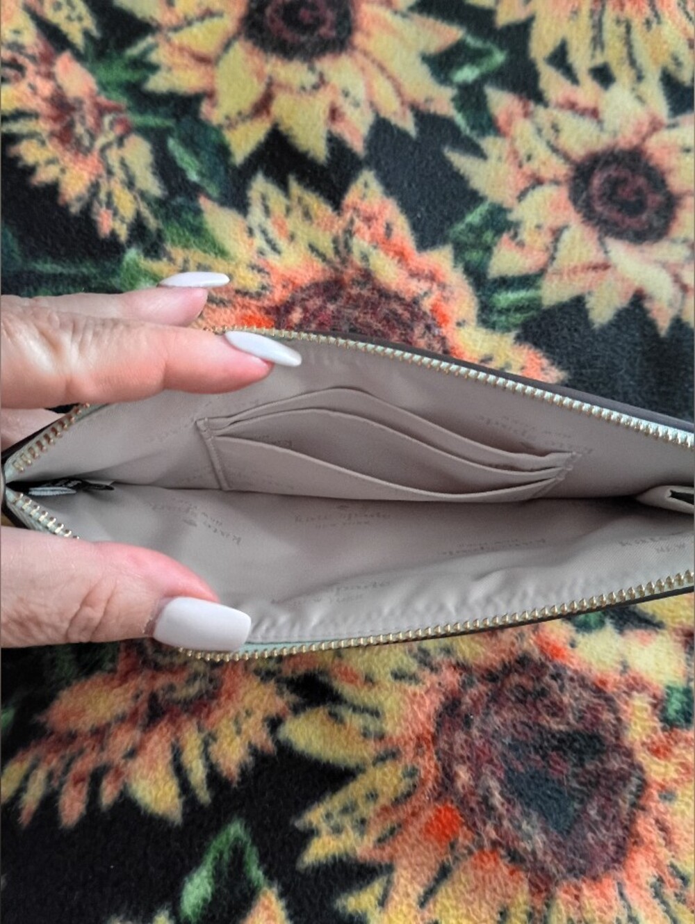 Kate Spade Lucy Day Tripper Daisy Medium L-Zip - Picture 3 of 8